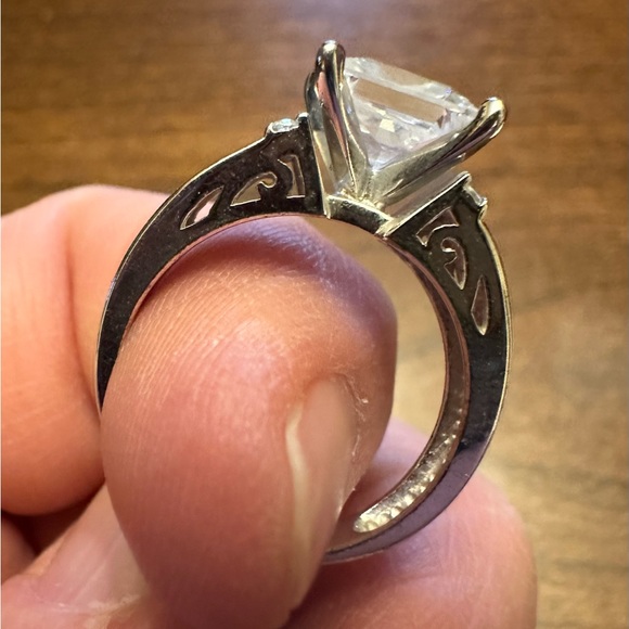 Square Solitaire statement ring - Picture 3 of 3